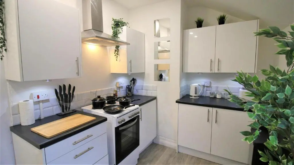 Free Local Parking - Fast WiFi - Sleeps 10 Guests by PROPERTY PROMISE