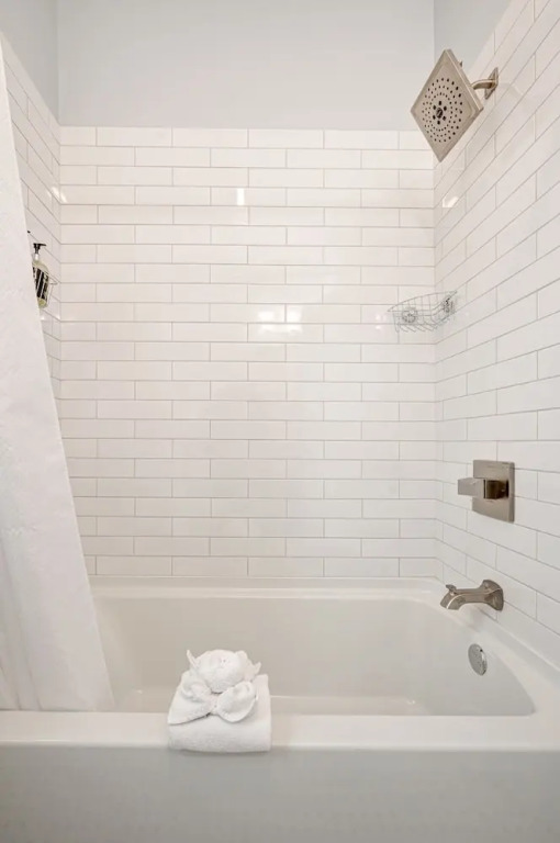 Updated Chicago Firefighter 3 bed Retreat-Sleeps 7 by AllSet Turnover