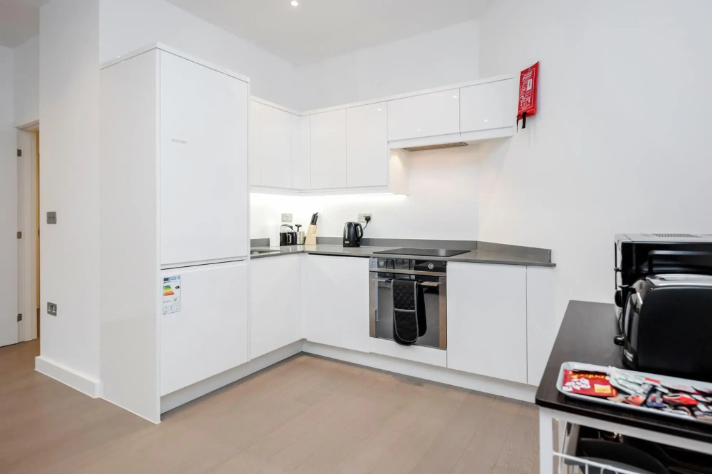 Spacious 1 Bed Luxury St Albans Apartment - Free WiFi & Movies also Free Parking.