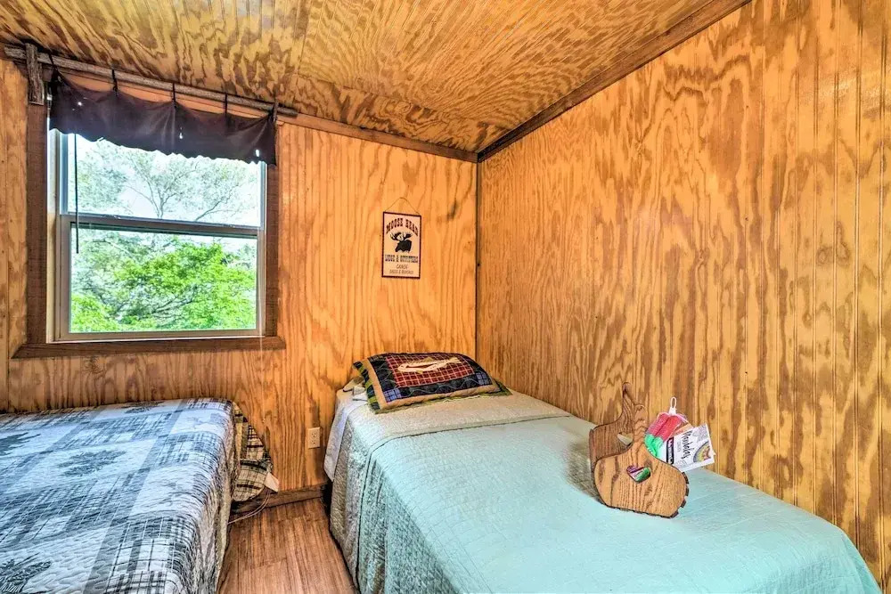 'cedar Falls Cabin 5': 1/2 Mile to Turner Falls