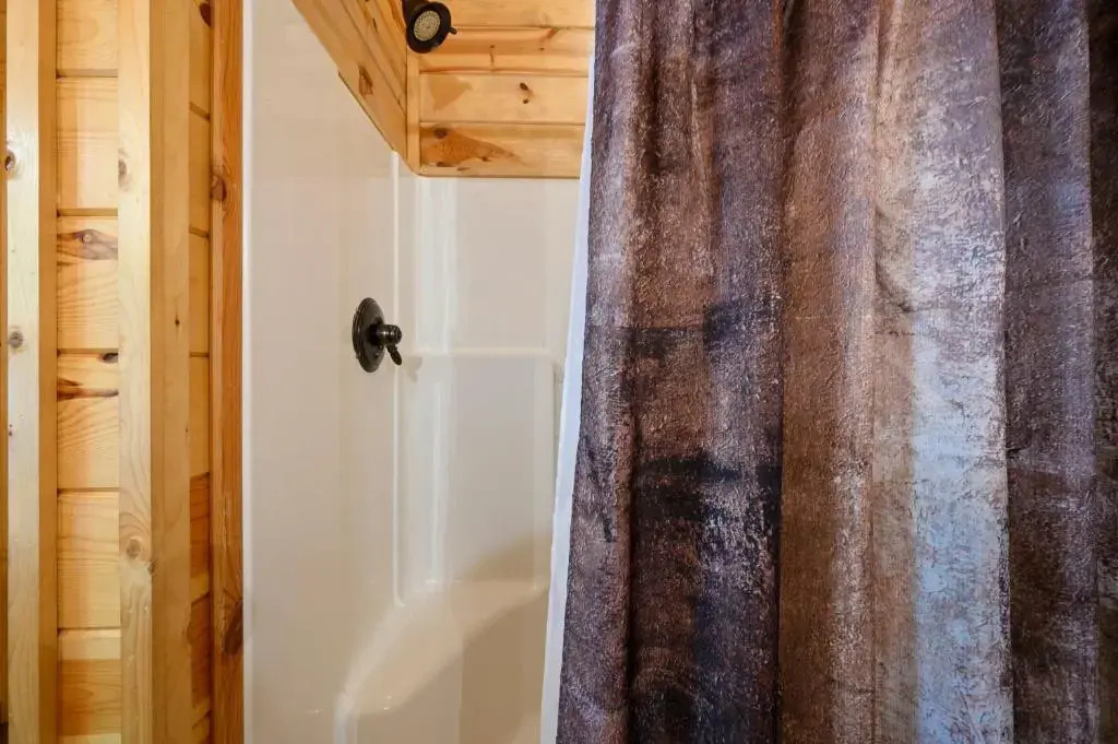 Hickory Bear - Secluded Cabin, Sleeps 10, New Hot Tub, Fire Pit, Arcade, Foosball Table & Deck Slide