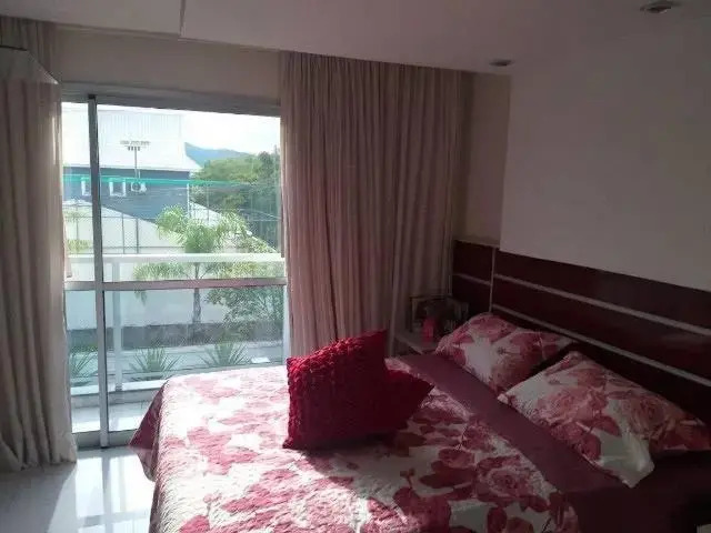 Casa com 4 quartos e piscina