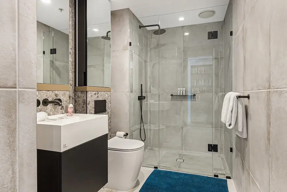 Gorgeous High-rise Unit With Sky Bar, Pool and Gym