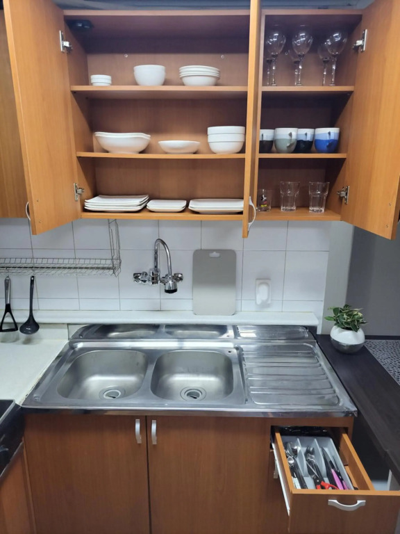 Newly renovated spacious 2 bedroom unit in HBC