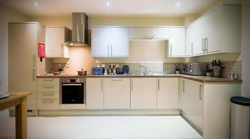 Superb City Center 1 or 2 BR Apts King Bed