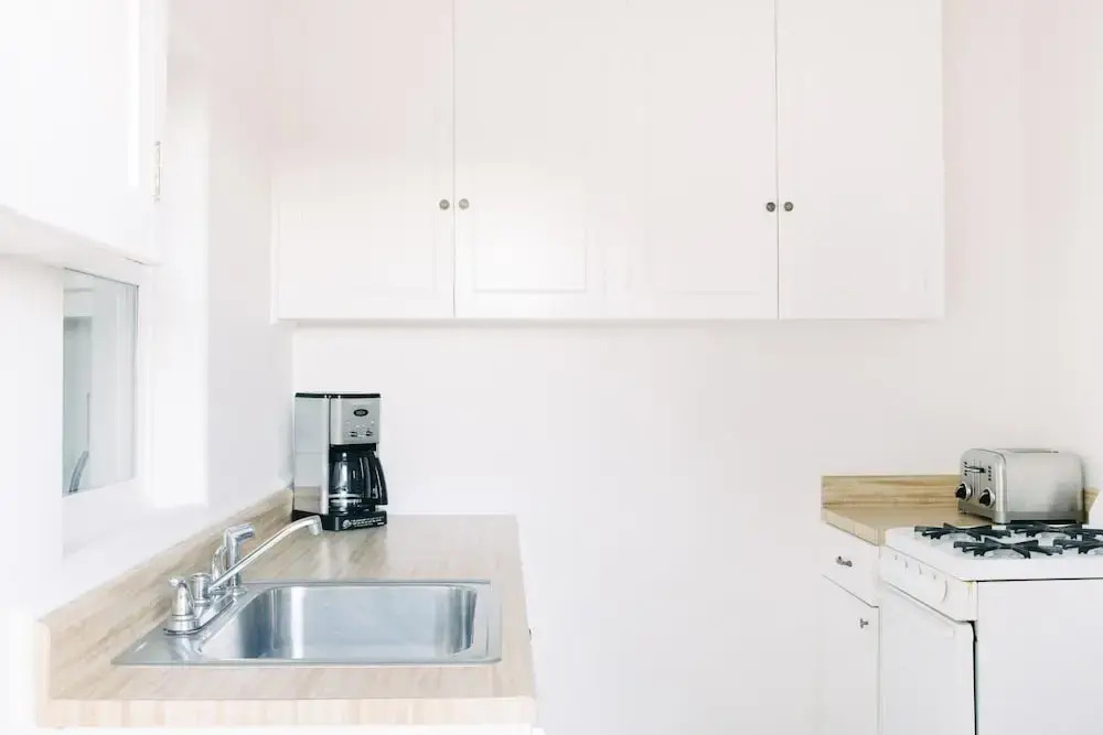 Frida by AvantStay | Sleeps 16! Prvt Estate w/ Tennis Ct & Mins to Beach!