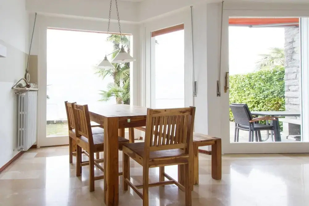 Stunning Lakeside Villa With Direct Lake Access, Mooring, Near Restaurant, Wifi, BBQ