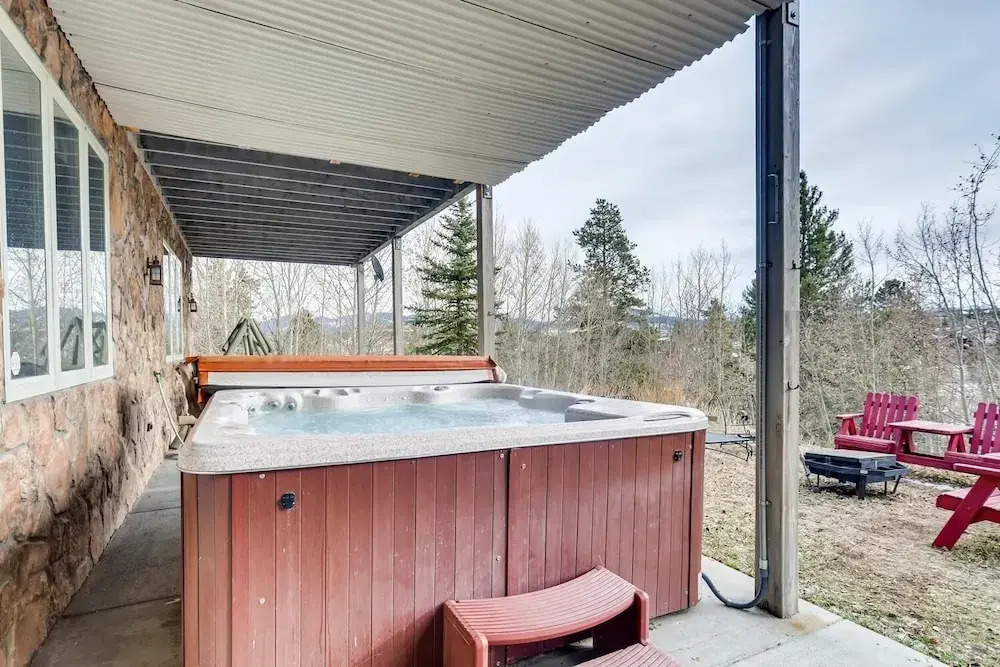 Family Mountain Home, Sleeps Up To 12, Private Hot Tub! 4 Bedroom Home by RedAwning
