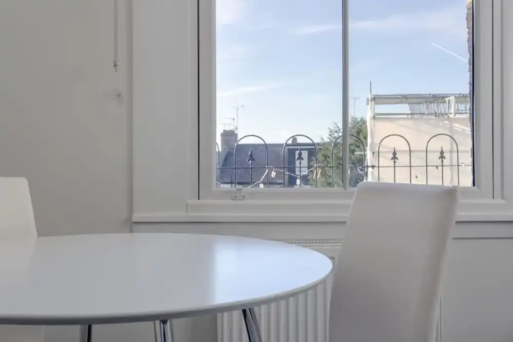 Modern 2 Bedroom Apartment Near Queens Park