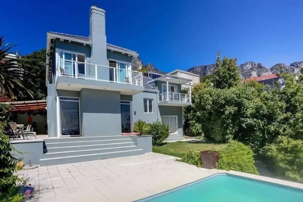 3 Bedrooms Villa in Camps Bay With Ocean Views