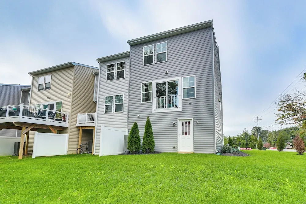 2 Mi to Hollywood Casino: Charles Town Townhome!