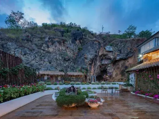 Huaqianxun Lake View Garden Hotel (Dali Shuiliandong)