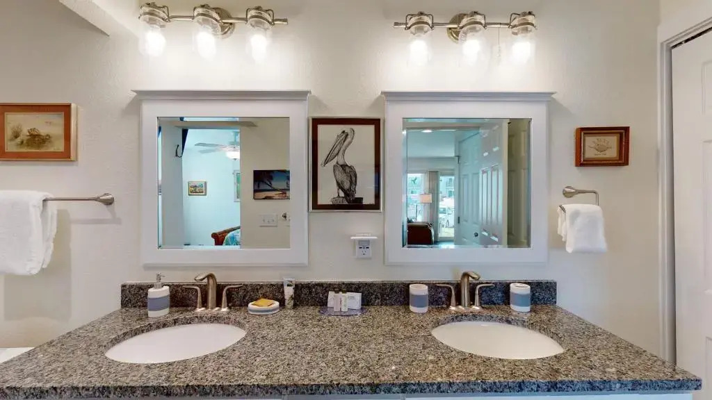 AH-F120 Newly Remodeled Bottom Floor Condo, Shared PoolHot Tub, Near Marina & Ferry