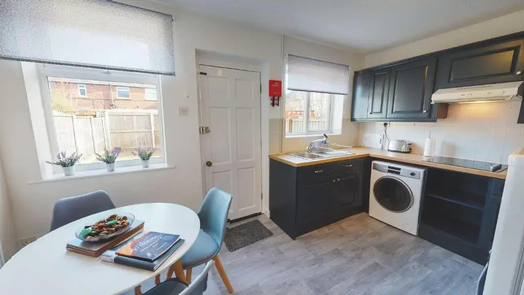 Stunning 3-Bed house in Chester by 53 Degrees Property, ideal for Contractors & Families, FREE Parking - Sleeps 7