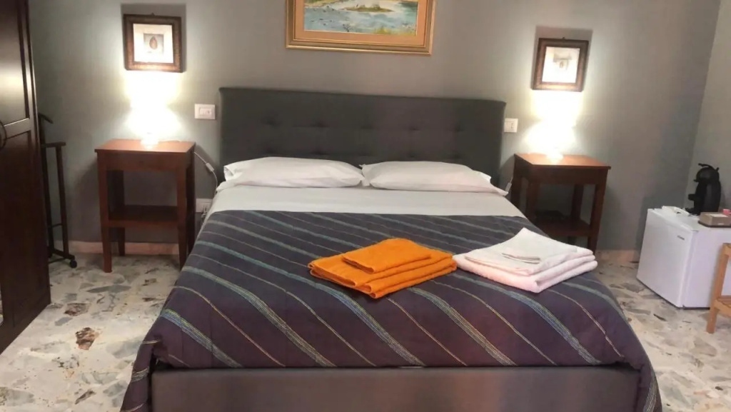 LARENA ROOM