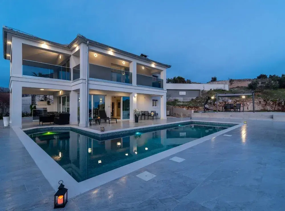 Luminous Infinity Villa with Pool and Gym