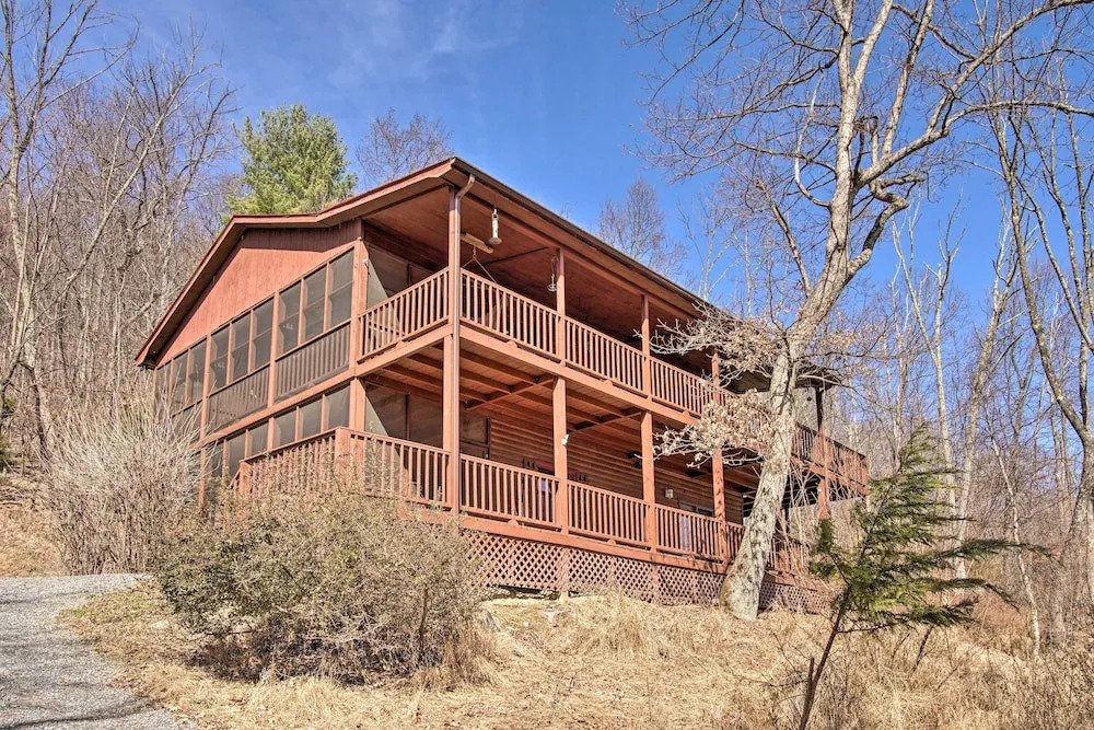 Cabin w/ Decks & Fire Pit Near Lost River