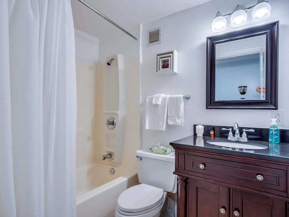 Uhost AI 2BR Condo w Balcony Great Views