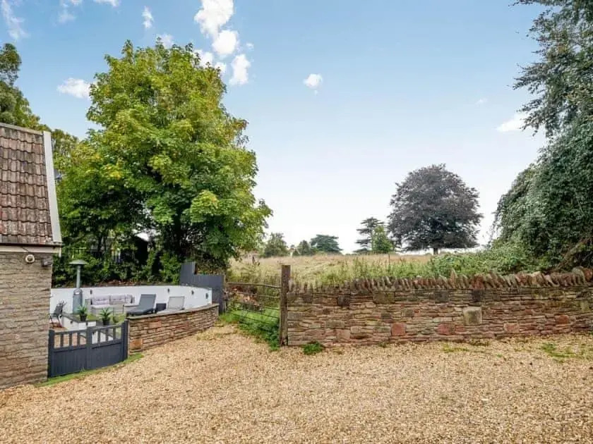 2 bedroom cosy cottage with hot tub in hambrook close to Bristol City Centre