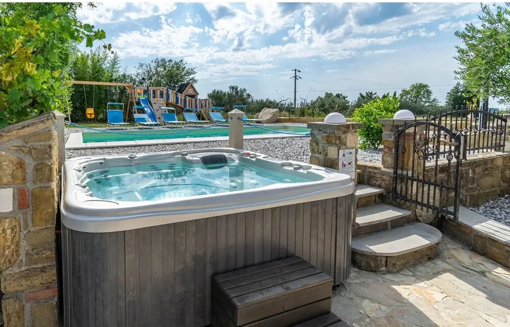 Stunning Home in Izola with Outdoor Swimming Pool, Hot Tub & 5 Bedrooms