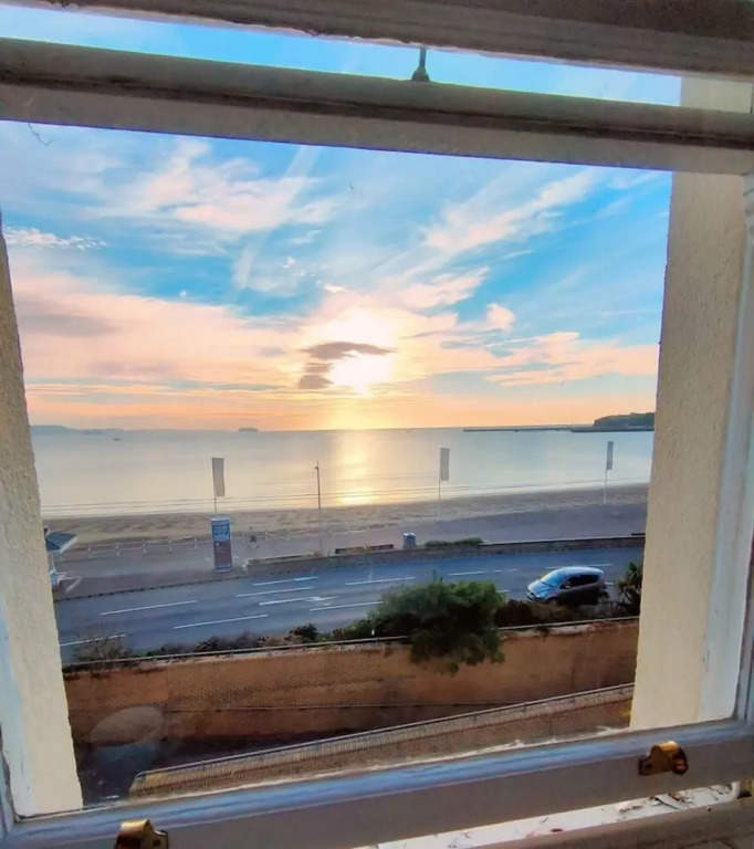 Sunrise View - Beachfront Apartment, Weymouth