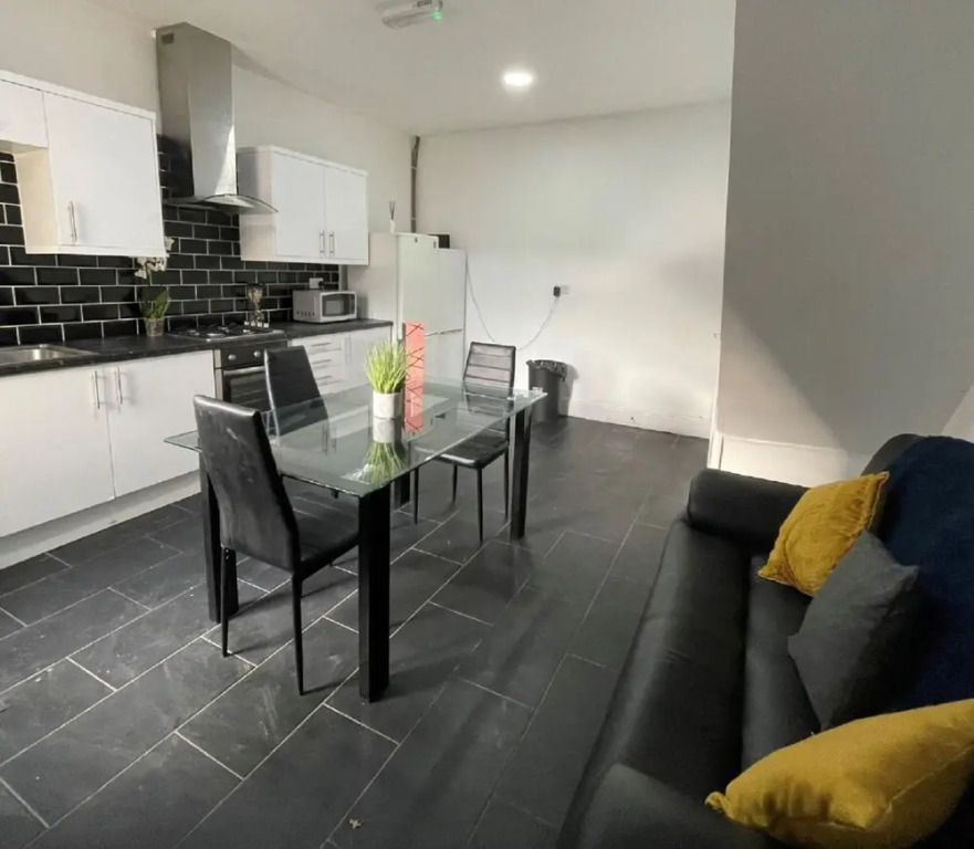 Modern 4 Bedroom House Near City Center