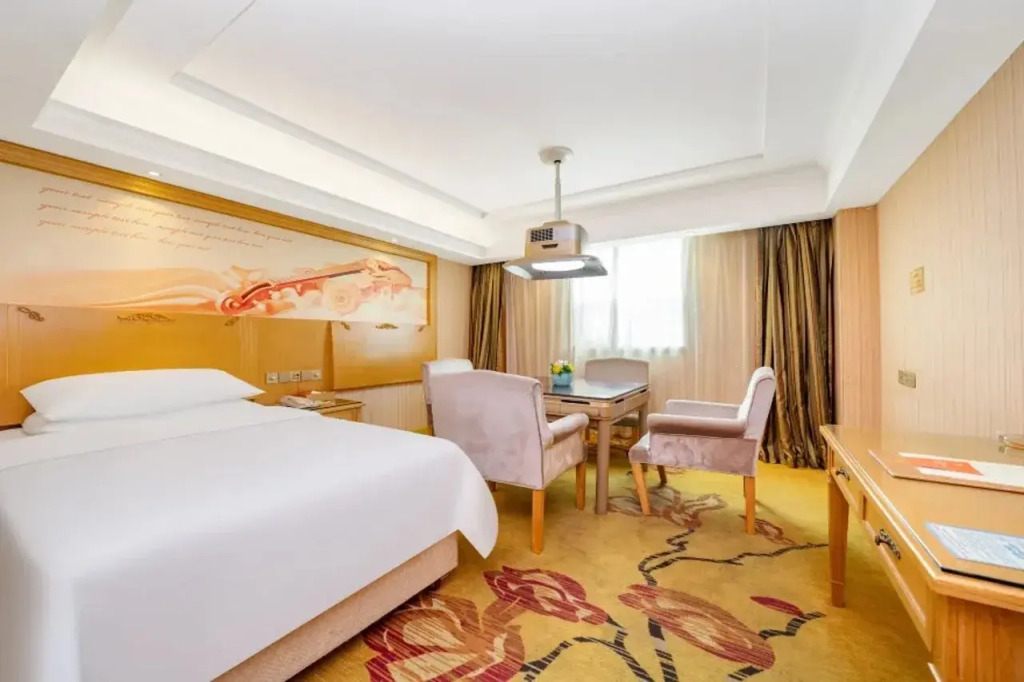 Vienna Hotel (Dongguan Huangjiang Metro Station Branch)