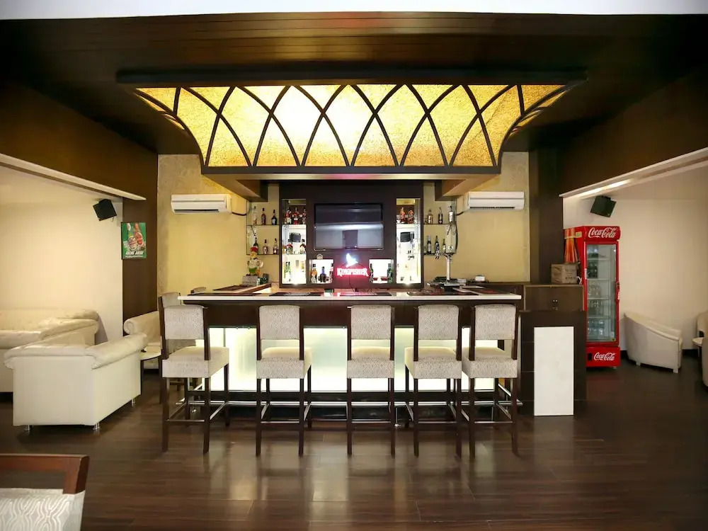 OYO 12989 White Diamond Hotel