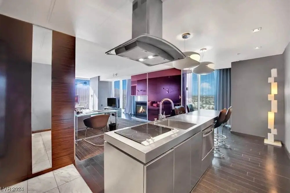 Luxury 1BR Palms Strip View + Balcony Access 37322
