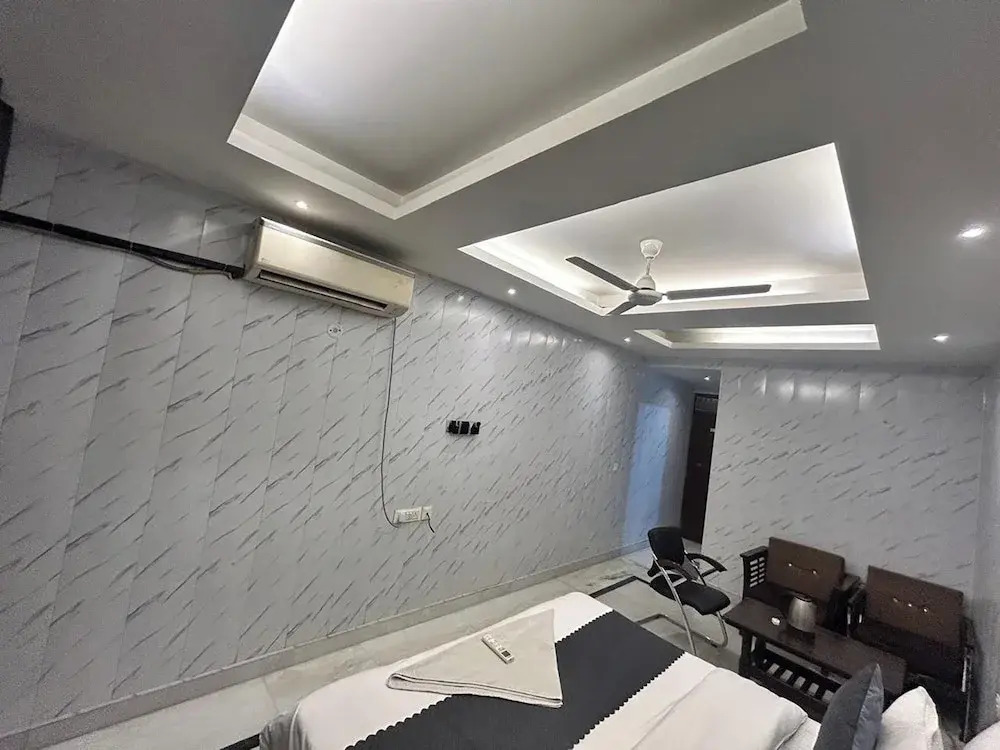 Hotel 82 Inn