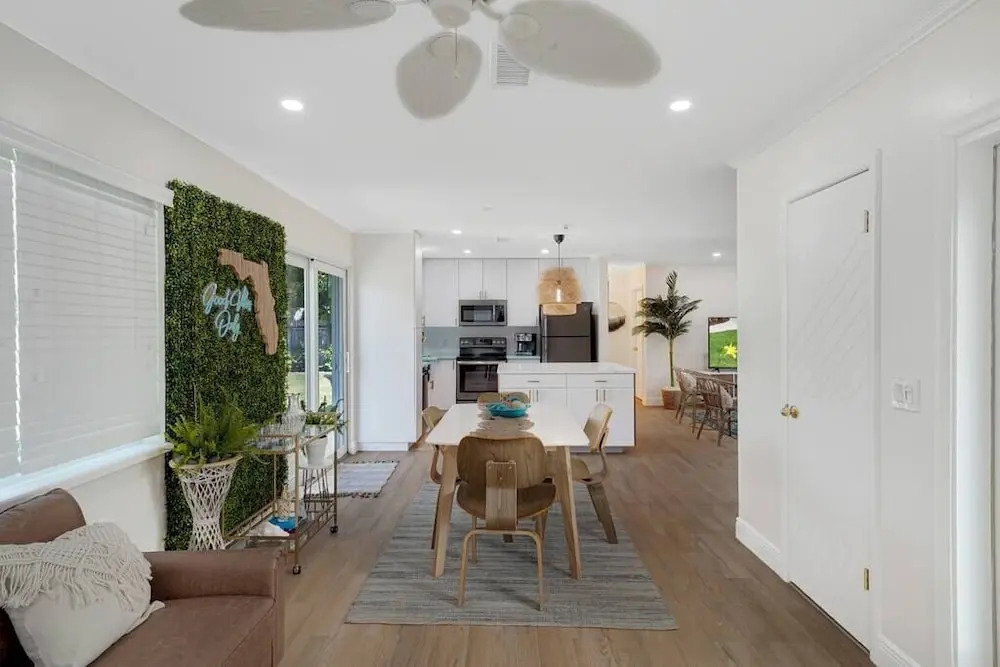 Mid-Century home near beach king bedbig backyard