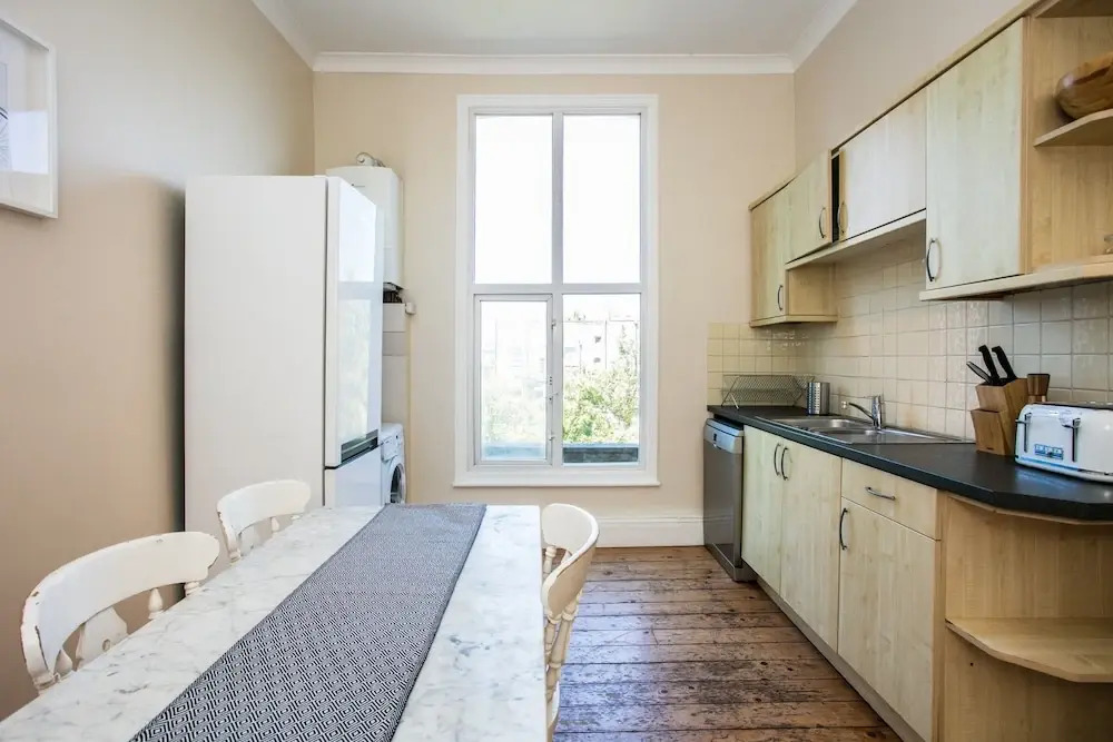 Spacious 4 Bedroom Home In Finsbury Park