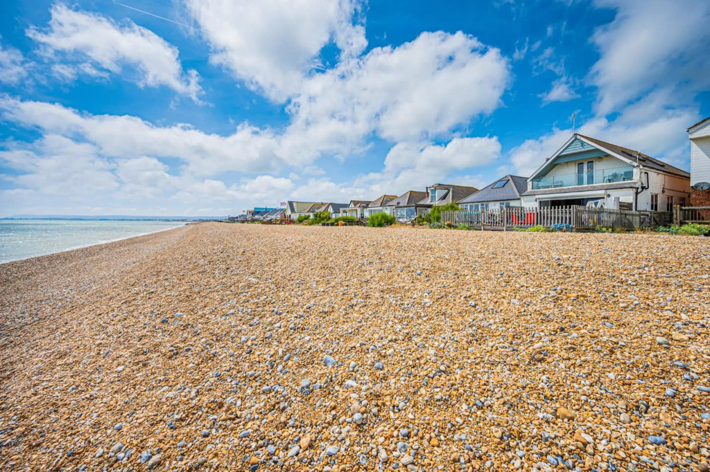 Beachfront Escape Sleeps 8 Ideal Family Retreat