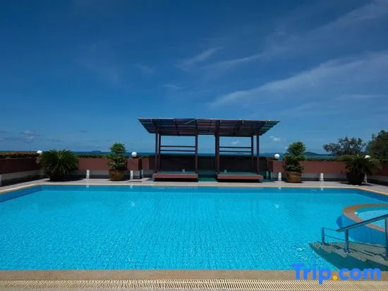 Mae Phim Beachside 1BR Condo Sleeps 3 With Rooftop Pool