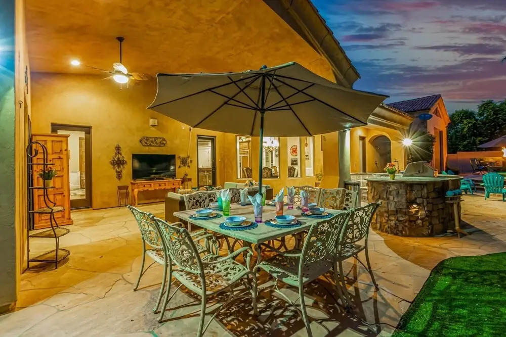 Luxury Home at Red Mountain! Heated Pool, Bocce Court, Firepits! Sleeps 10. Dog Friendly. by RedAwning