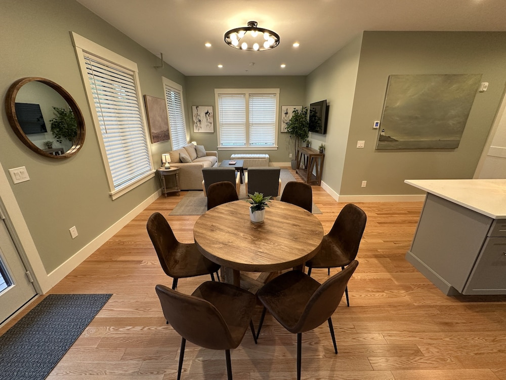 Brand New! 2 Bed W/ Private Deck 2 Bedroom Apts