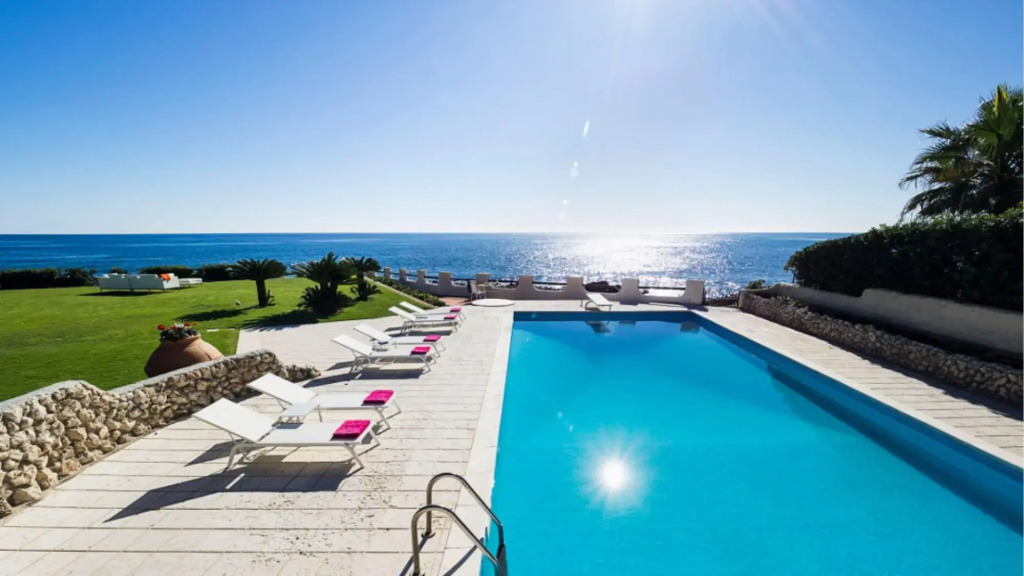 Exclusive seafront villa with private pool-VILLA LUNA BLU