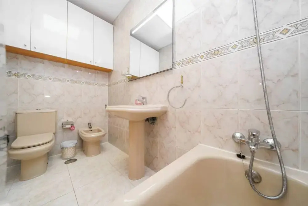 Modern 3-bed Apt, Sleeps 7, 6 Min Walk to Beach