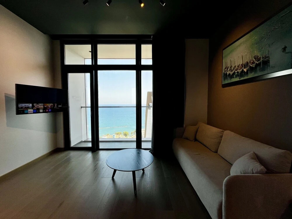 128 LIM - 2106 Stay Only Tower Suite