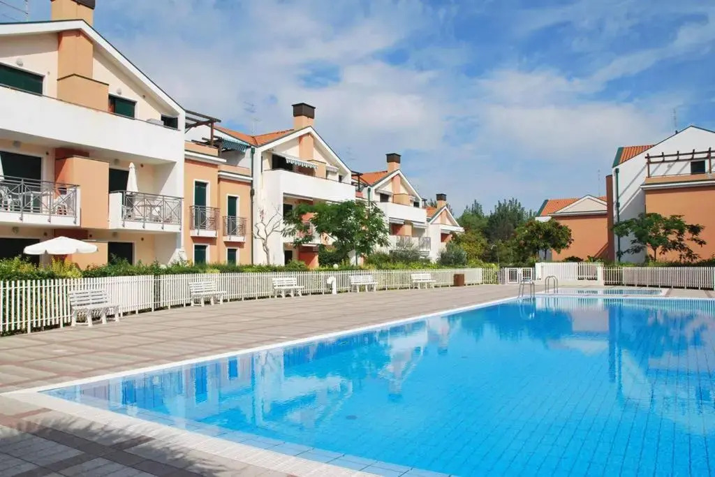 Sunny Apartment On The Sea