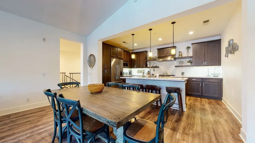 Snowcreek VII 1403 Deluxe Townhouse, Stunning Mountain Views, 2 Car Garage, Washer Dryer by RedAwning