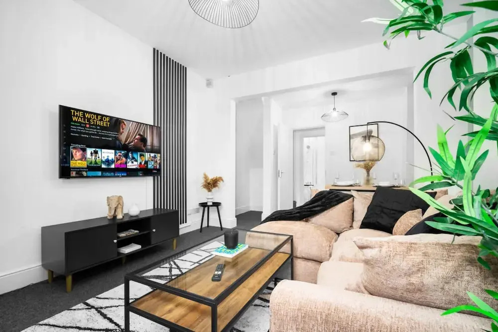 Spacious Home In Harborne(No Front Desk Please Contact The Property 5 Days In Advance)