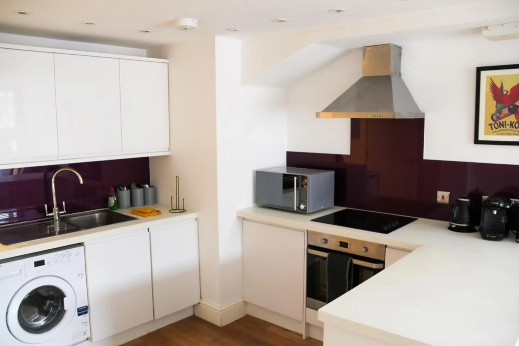 Sleeps 7 - Spacious Modern Apartment in Newbury Town Centre by JDF Property