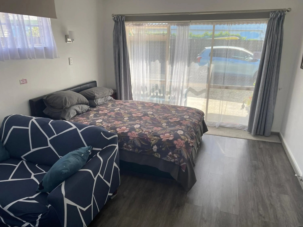 Homestay En-Suite Private Bathroom, Private Entrance, Heatpump, Netflix close to Hospital
