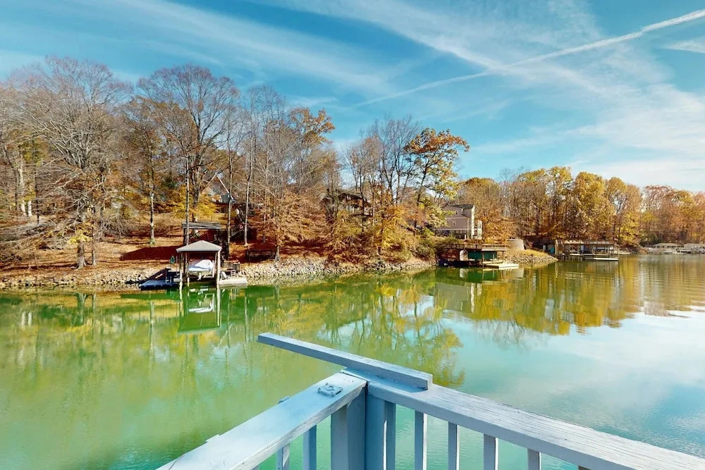 Lakeside Park - Spacious pet Friendly House W/hot Tub, Kayaks, air Hockey, Deck & Patio