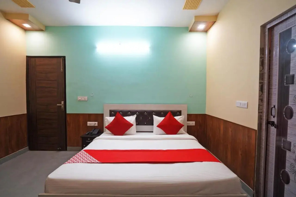 Qlark White Palace by OYO Rooms