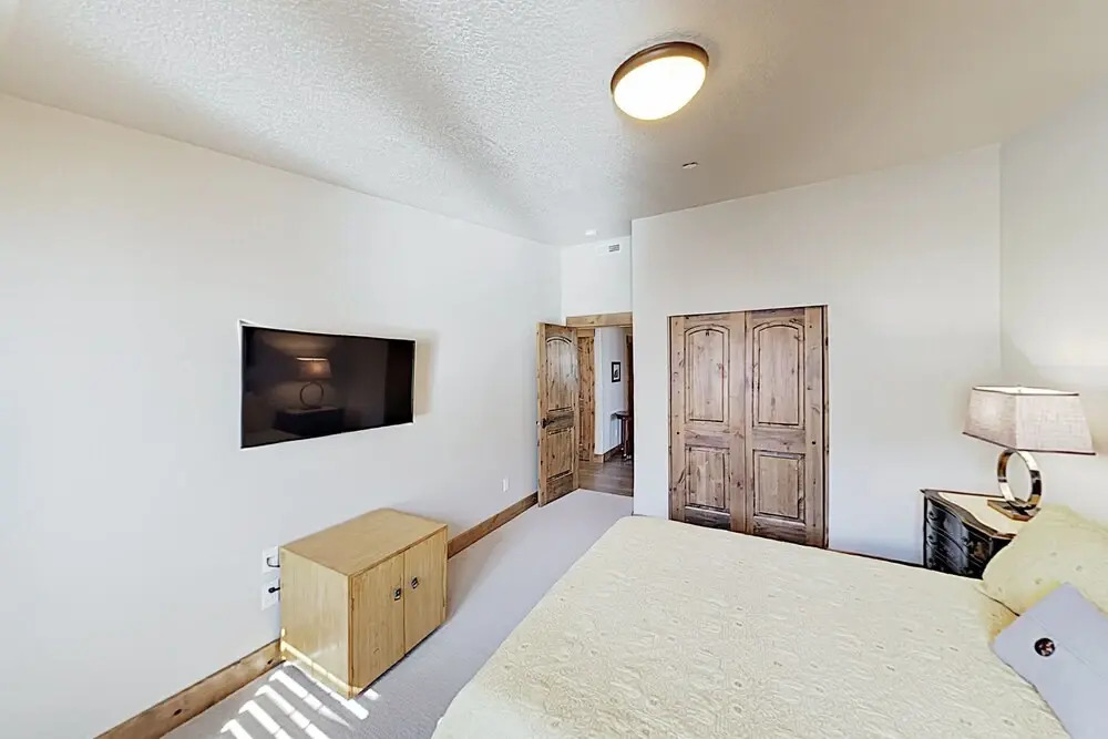 New Listing! Contemporary W/ Lake Views 3 Bedroom Condo