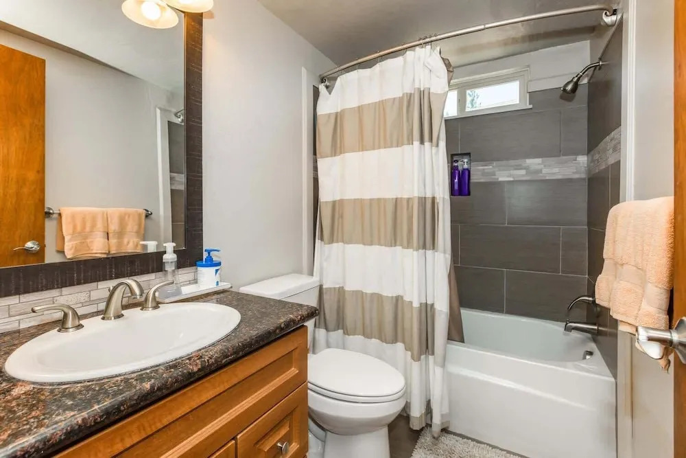 Alder Creek Paradise - Tree-lined Cabin Stay for 7