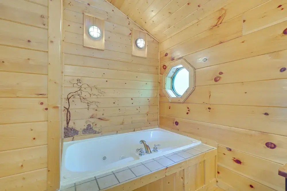 Sevierville Cabin w/ Hot Tub: 5 Mi to Pigeon Forge