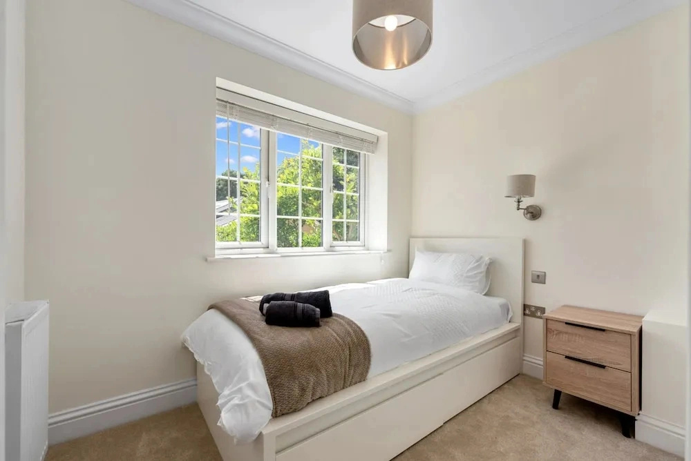 Spacious 3BR Flat in Stroud Haven